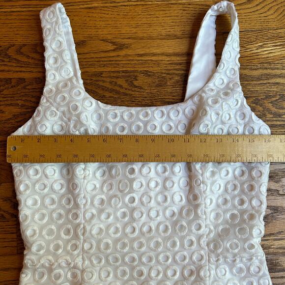 Lilly Pulitzer Meredith Eyelet Shift Dress in Resort White, Size 6 - Picture 6 of 10